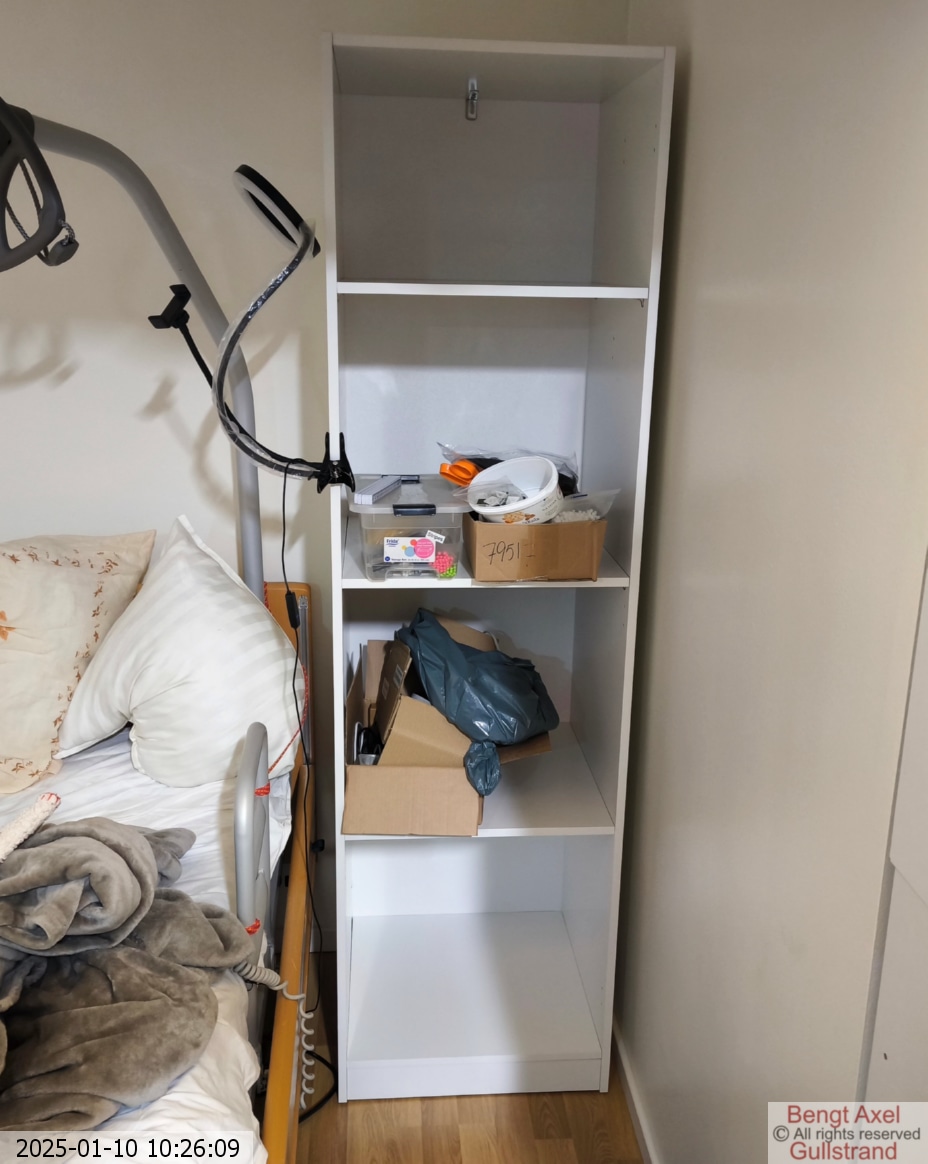 Skåpet utan dörr och några jobbarlådor instoppade.