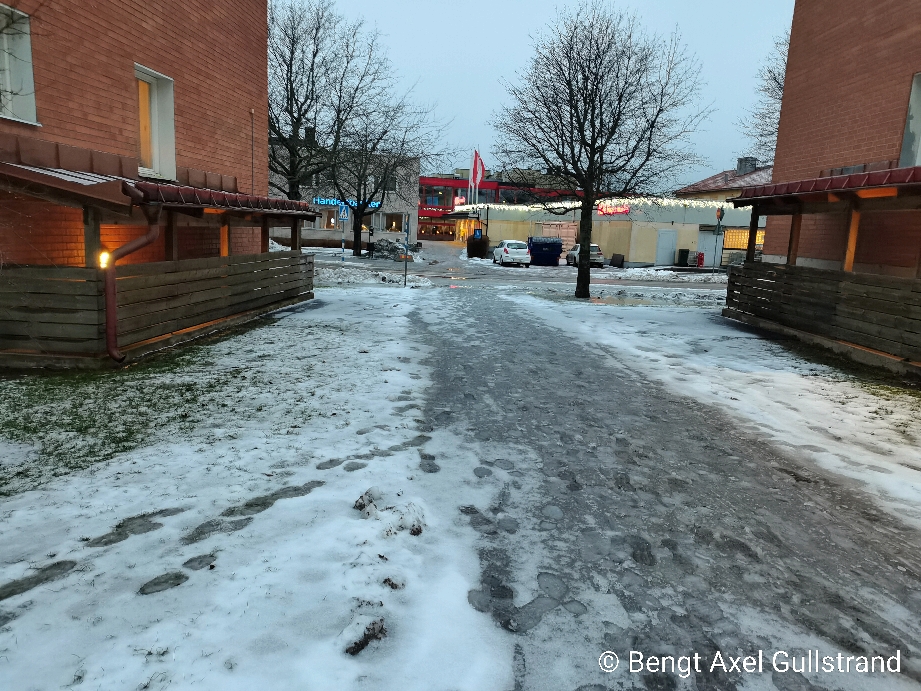 På väg till brevlådan vid ICA
