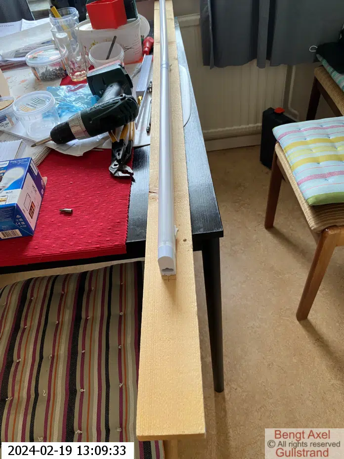 Min bräda med lysrörsarmaturer till rummet